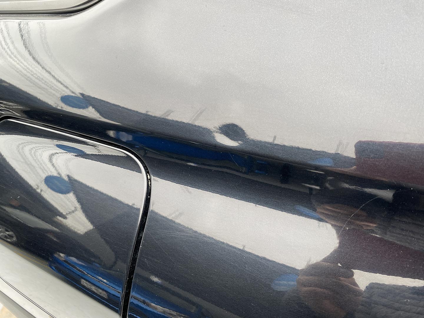 Abolladura cerca de tapa de gasolina