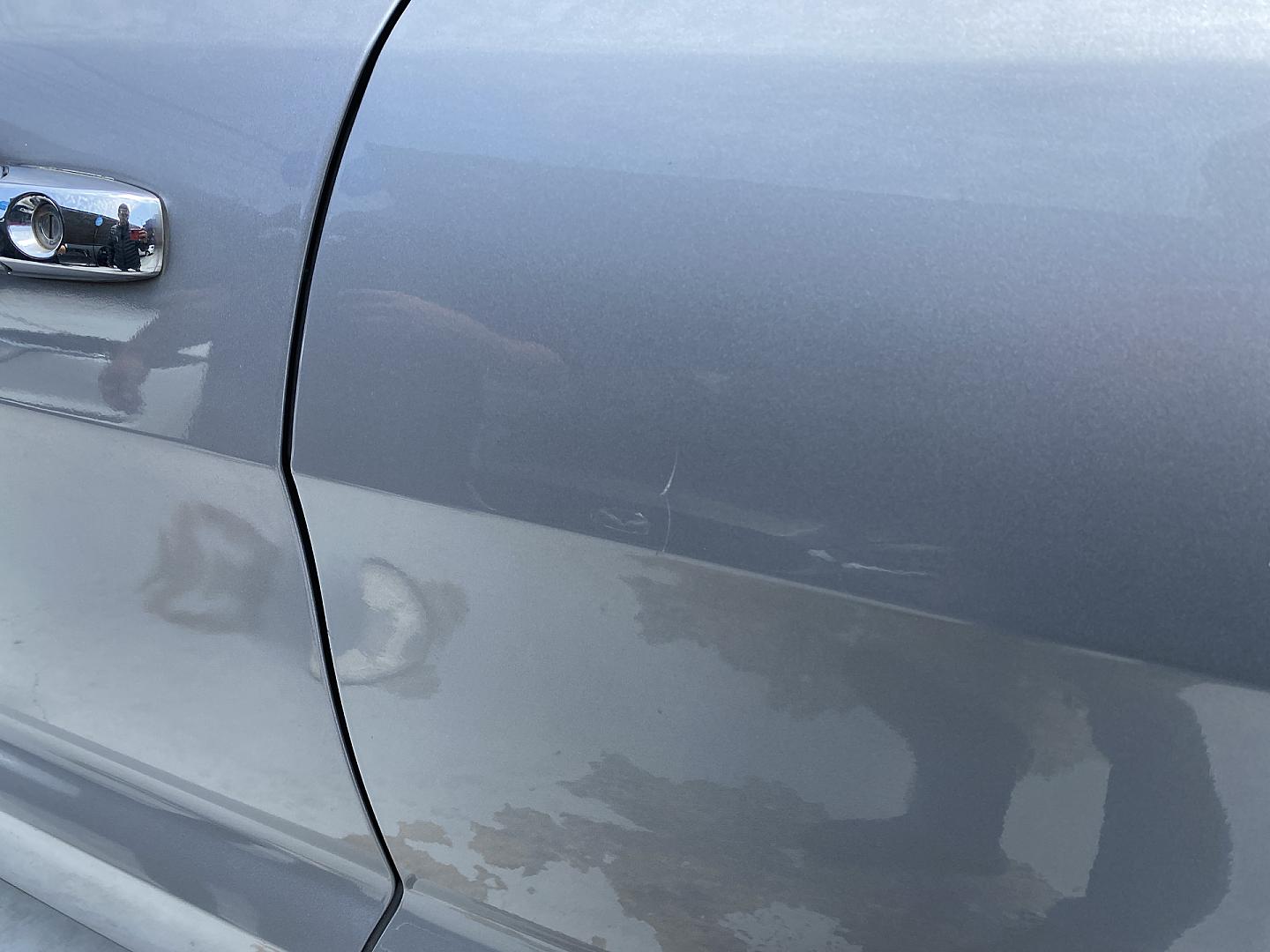 Pequeñas abolladuras puerta trasera lado piloto