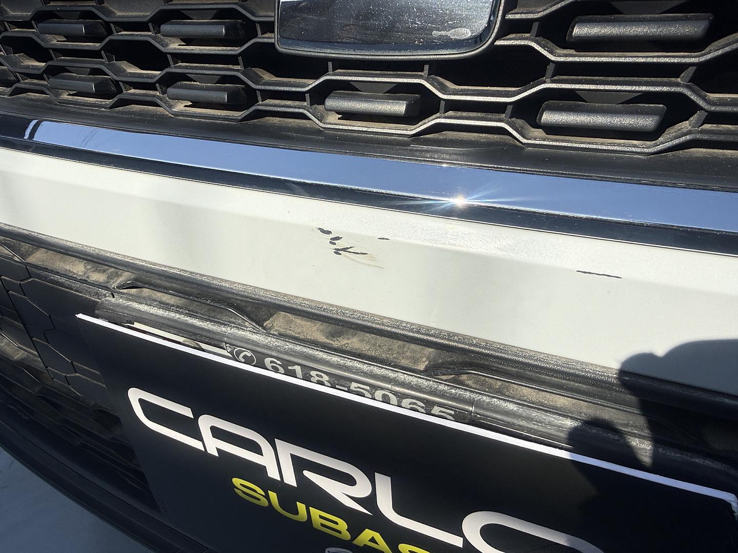 Ralladura y marca parachoques delantero