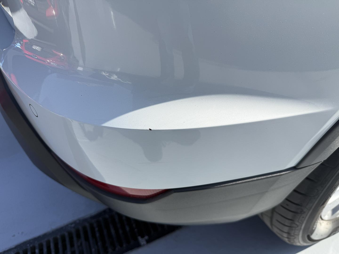 Pequeña marca en parachoque trasero