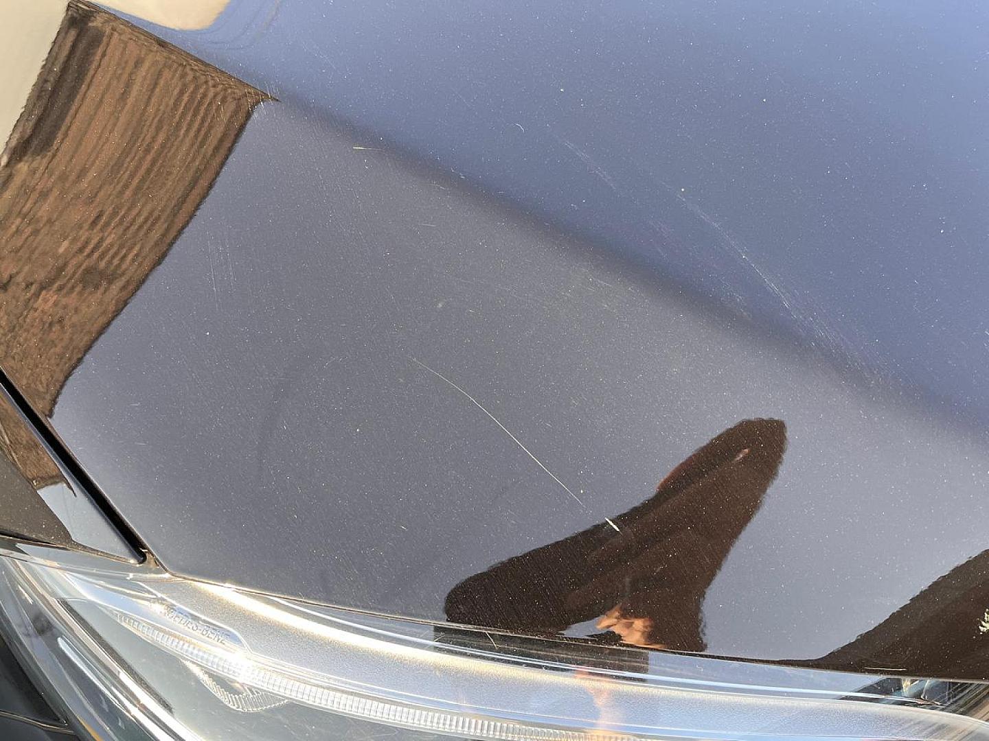 Pequeña ralladura en capot