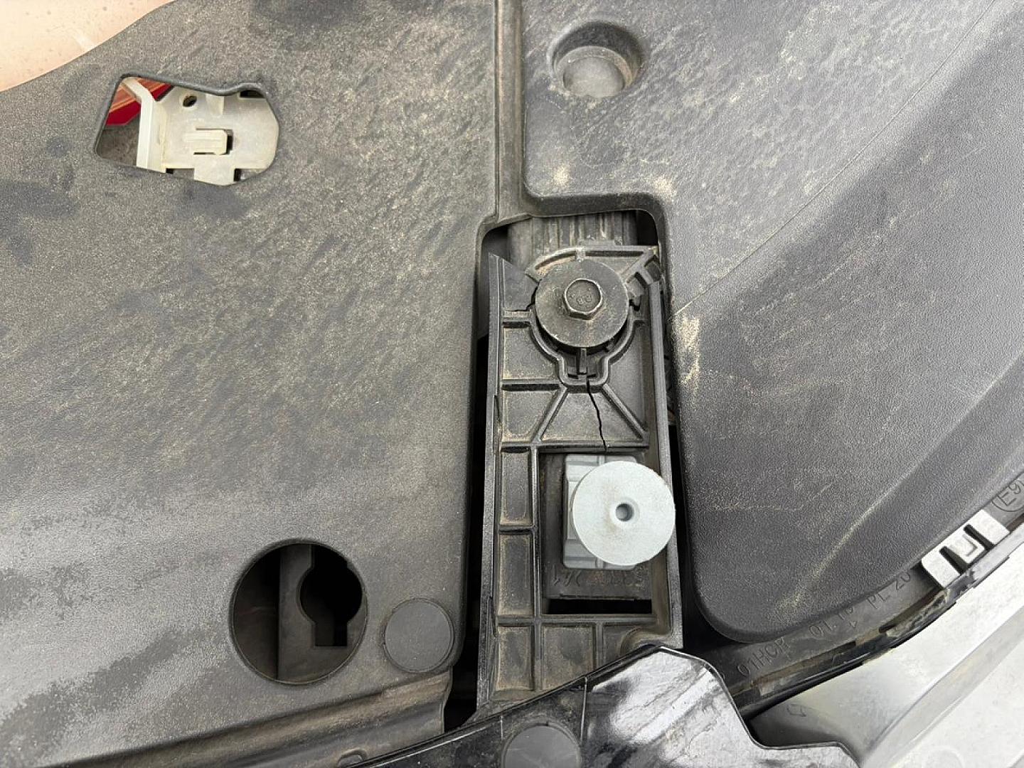 Soporte de reja de parachoques delantero roto