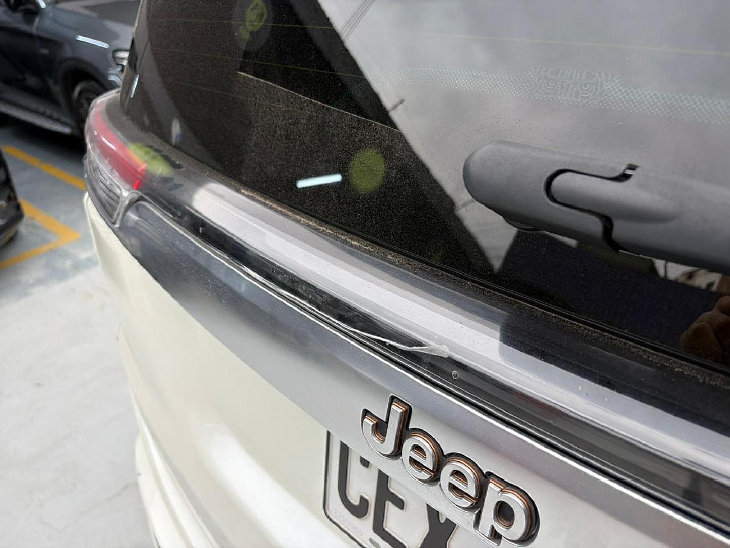 Mica posterior rajado